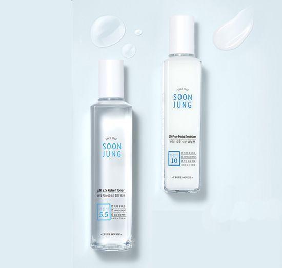 ETUDE HOUSE純晶舒緩平衡化妝水擁有弱酸性配方，適合改善乾燥肌膚的狀況，背景是潔淨設計。